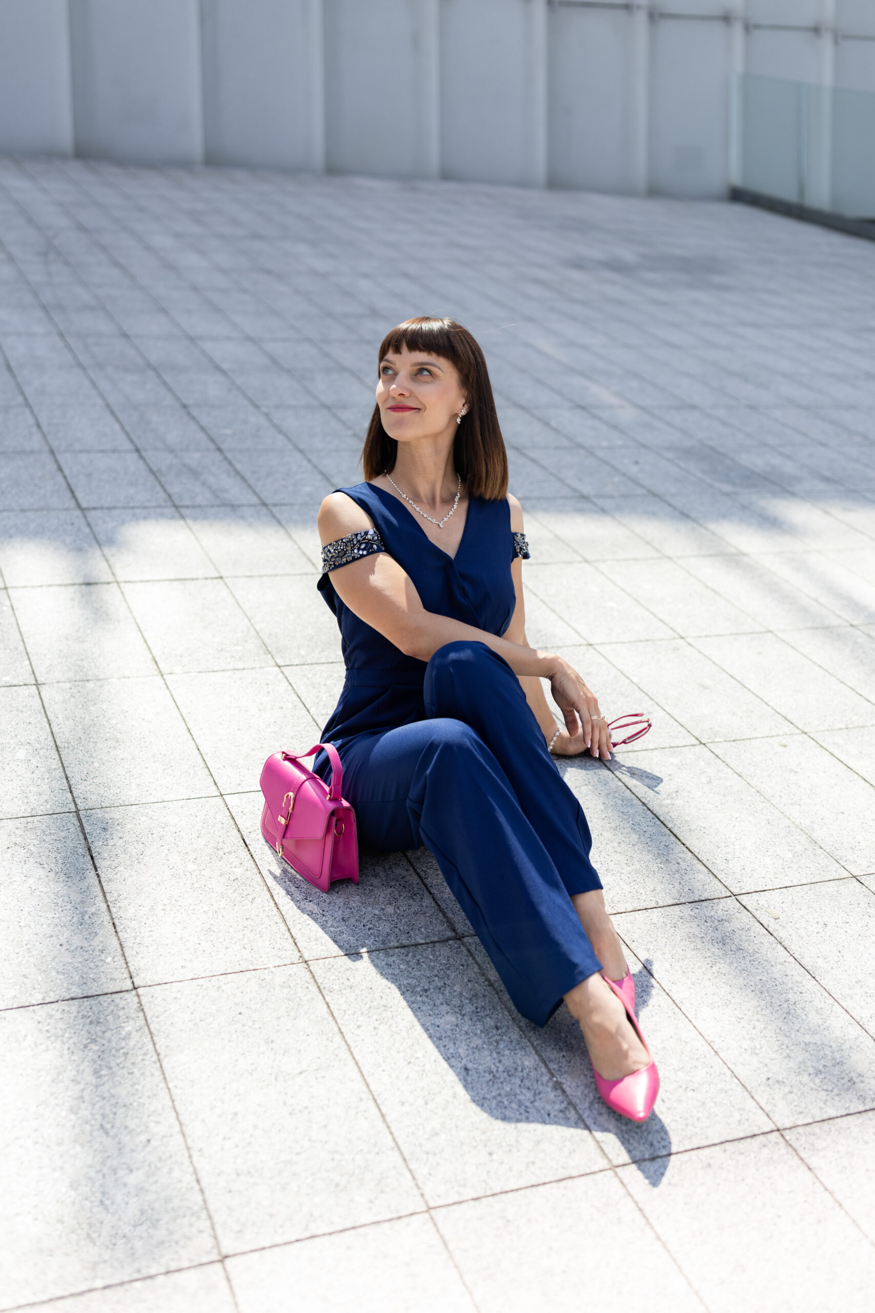 Justyna Stańska idąca przez plac, kadr pionowy